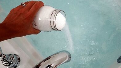 Salle de bain avec boissons gazeuses pour un membre
