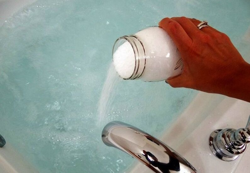 Bain de bicarbonate de soude pour agrandir le pénis.