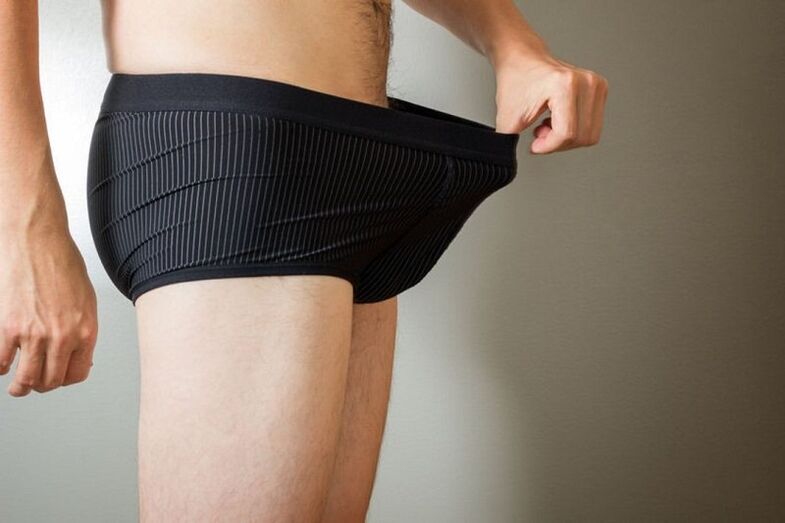 un homme enlève son pantalon et veut agrandir son pénis avec du soda