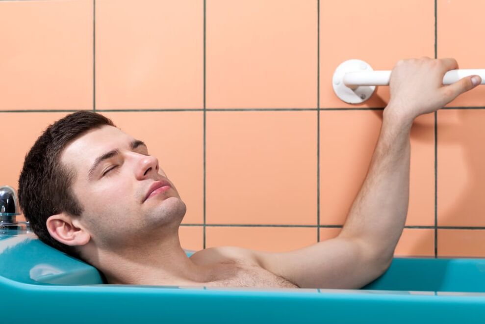 un homme se baigne avec du bicarbonate de soude pour agrandir son pénis